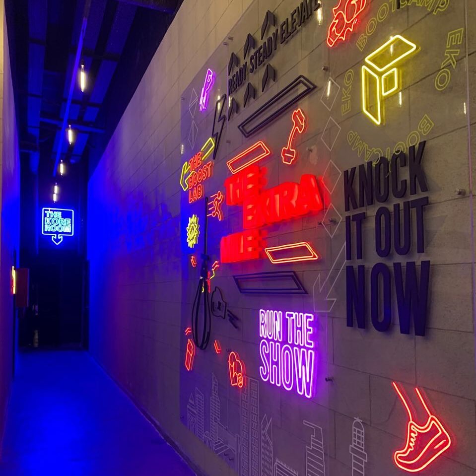 The Kore Room — Mur de néons sur mesure par Sign Print