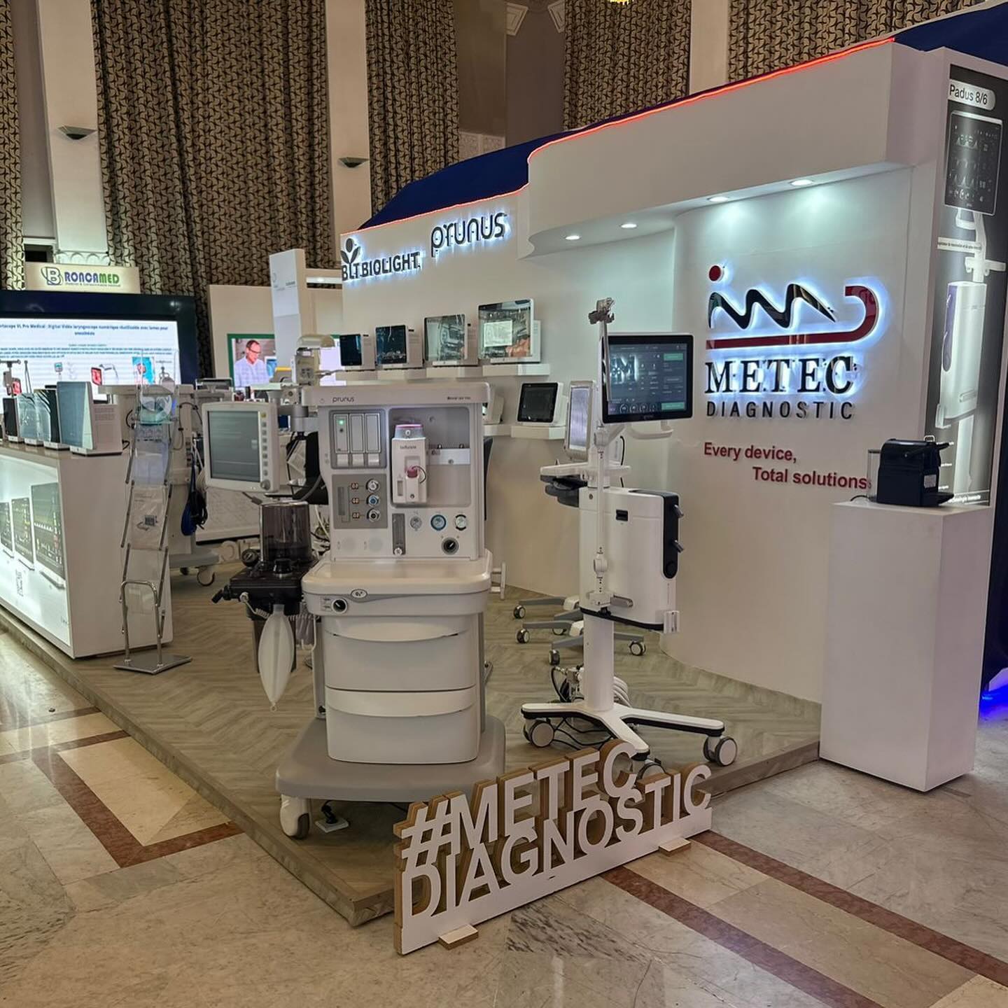 Metec Diagnostic — Stand salon & mur lumineux par Sign Print